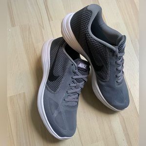 Nike-Revolution 3 (New) men’s size 8.5